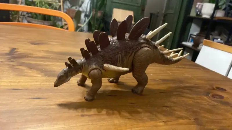 Figura kentrosaurus pintada a mano - 1