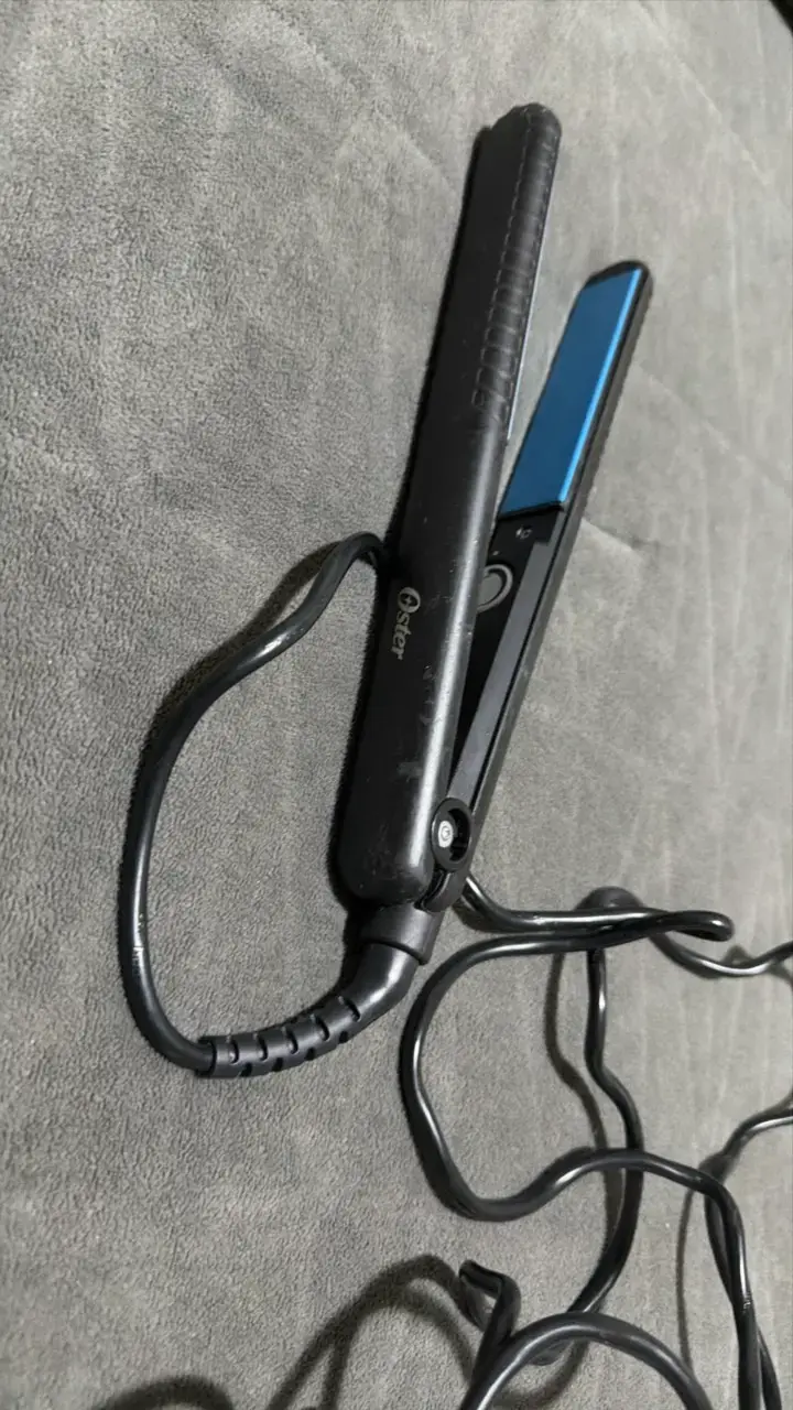 Plancha de Pelo Oster Negra con Placas Azules - 1