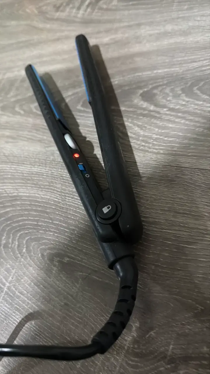 Plancha de Pelo Oster Negra con Placas Azules - 3