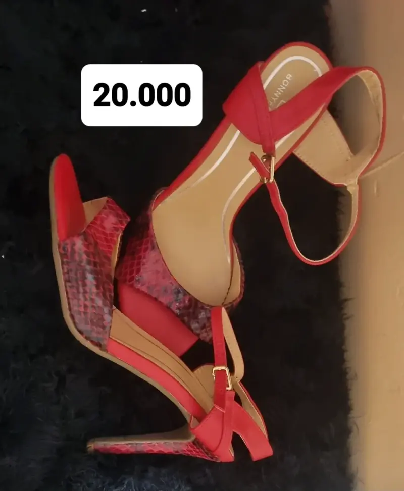 Sandalias de Tacón Rojo con Diseño de Serpiente - 1