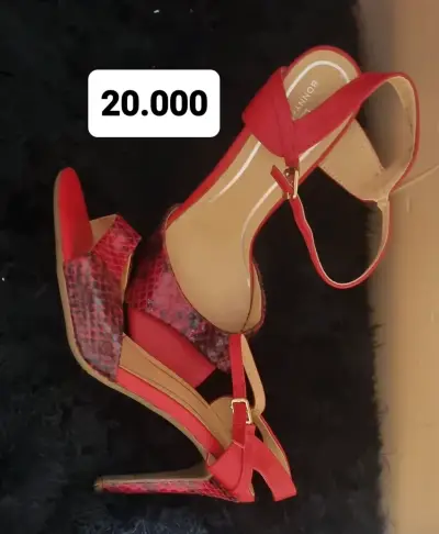 Sandalias de Tacón Rojo con Diseño de Serpiente - miniatura 1
