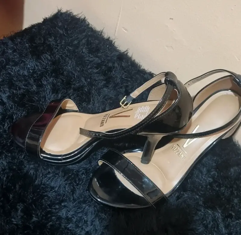 Sandalias de Tacón Rojo con Diseño de Serpiente - 2