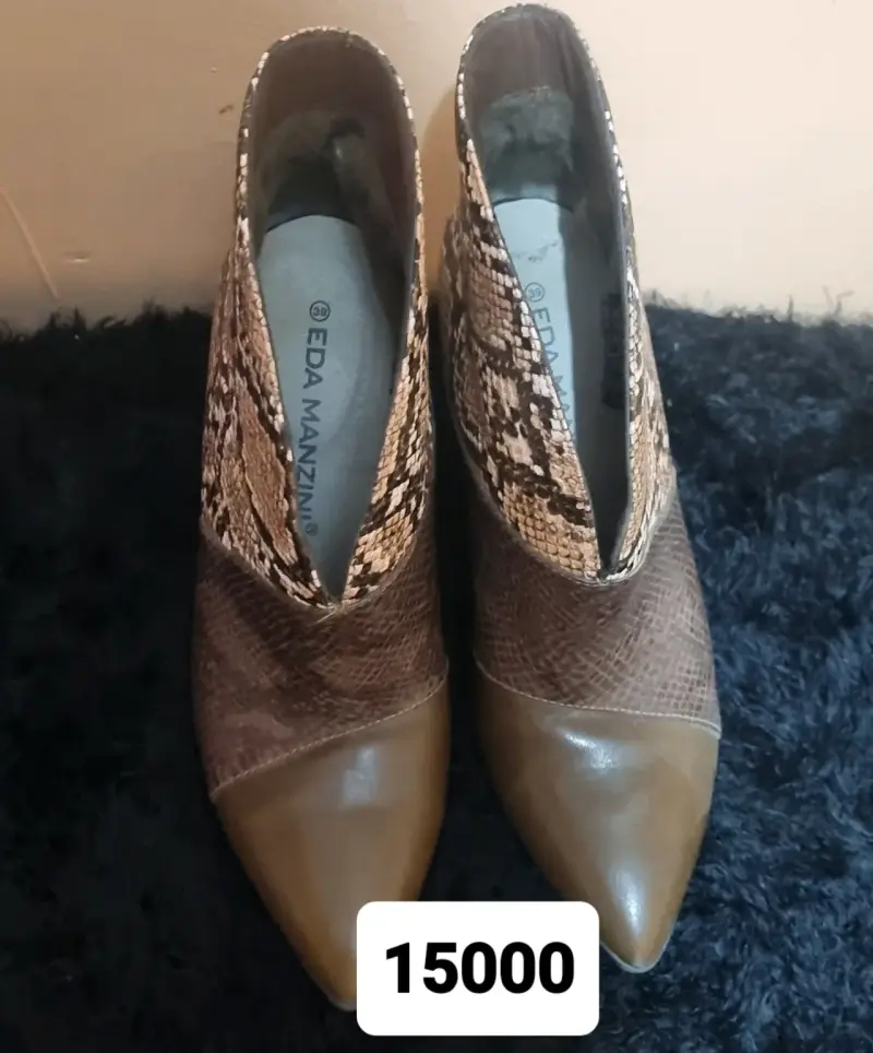 Sandalias de Tacón Rojo con Diseño de Serpiente - 3