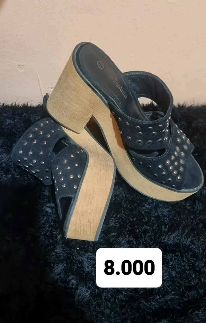 Sandalias de Tacón Rojo con Diseño de Serpiente - 6