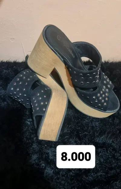 Sandalias de Tacón Rojo con Diseño de Serpiente - miniatura 6