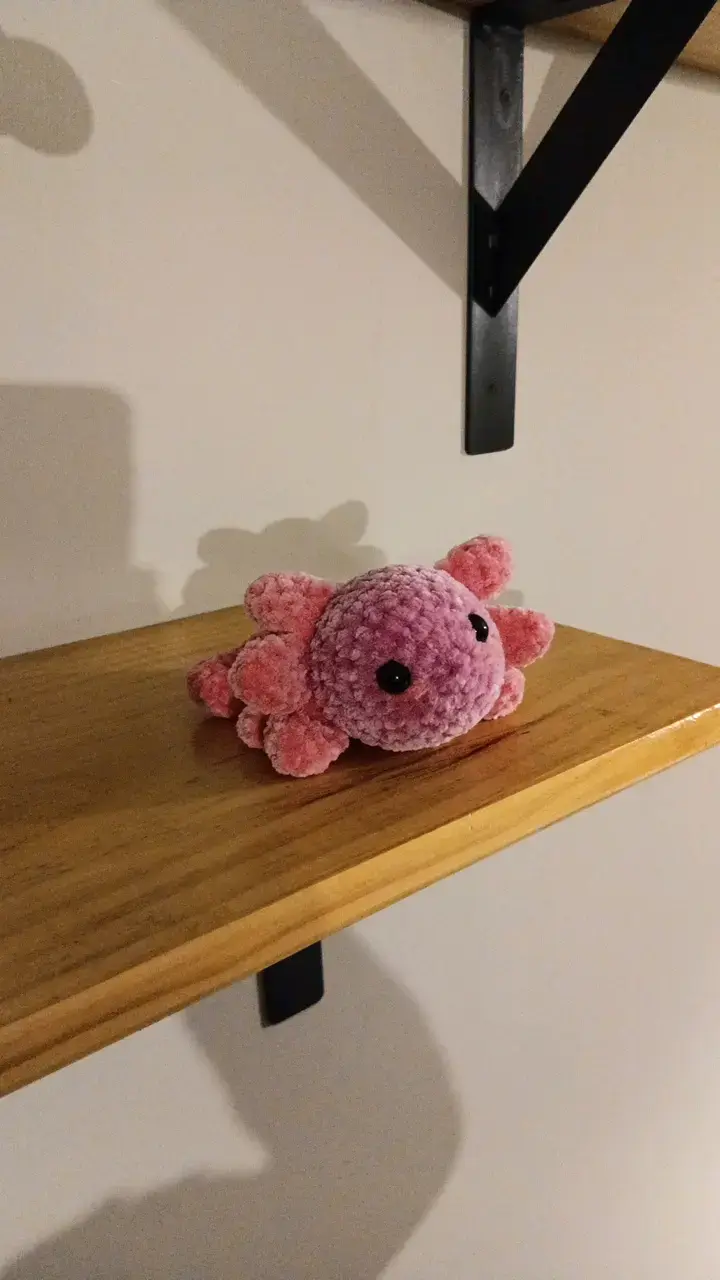 Peluche de axolote rosado hecho a mano - 1