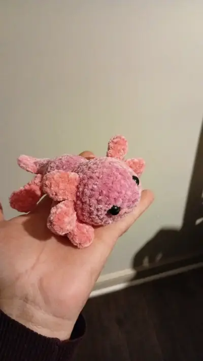 Peluche de axolote rosado hecho a mano - miniatura 6