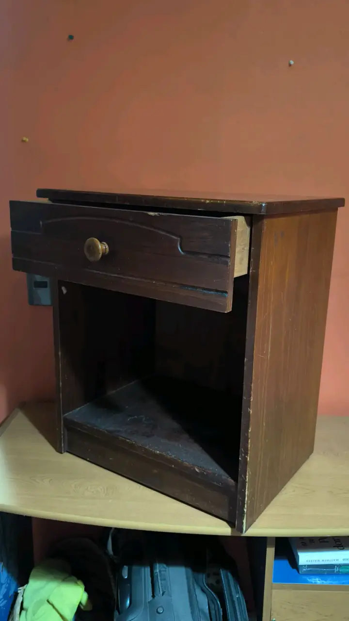 Mesa de noche de madera con cajón - 1