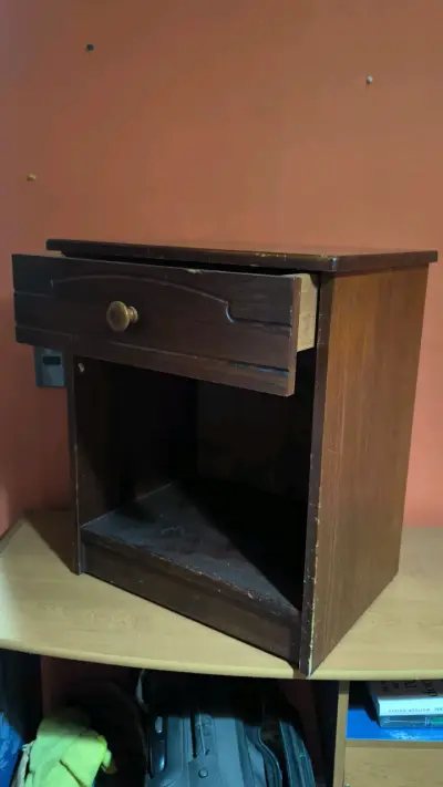 Mesa de noche de madera con cajón - miniatura 1