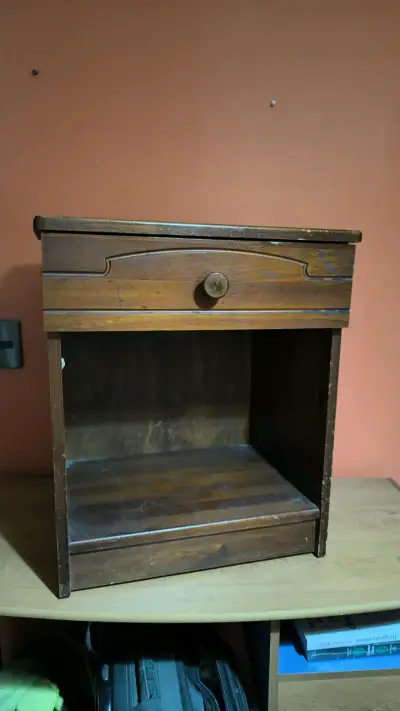 Mesa de noche de madera con cajón - miniatura 2