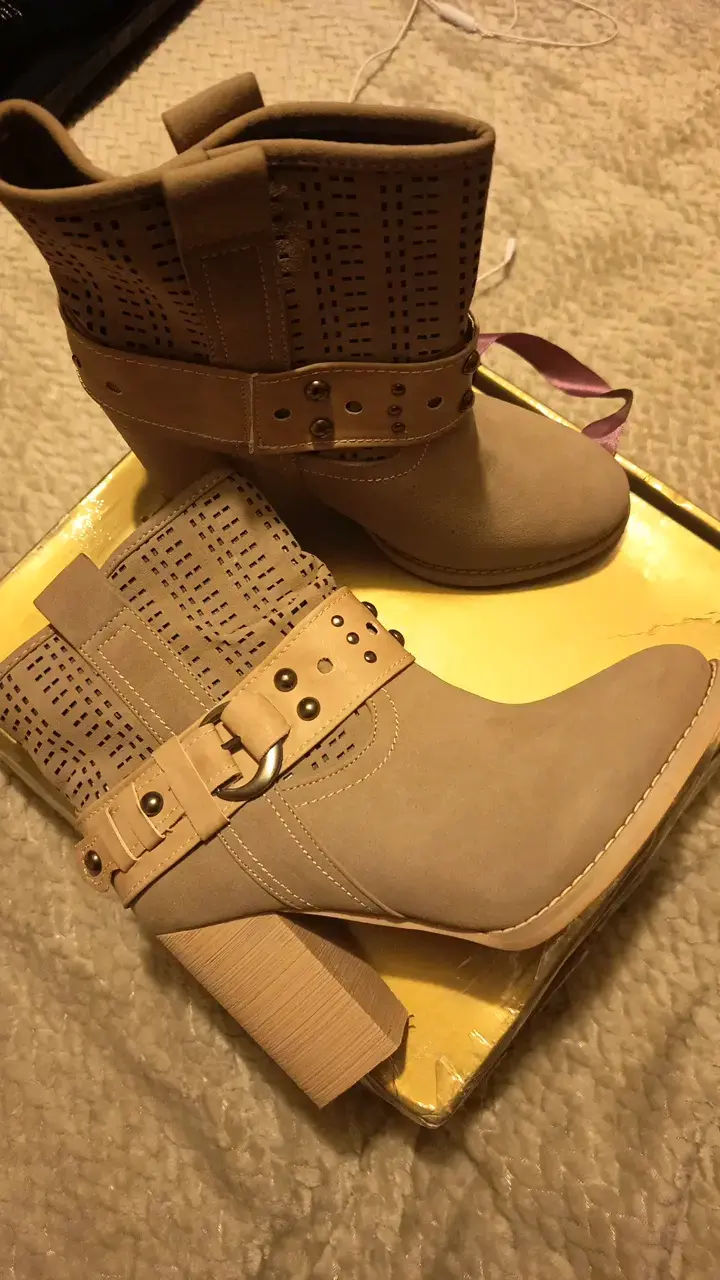 Botines de tacón beige con hebillas decorativas