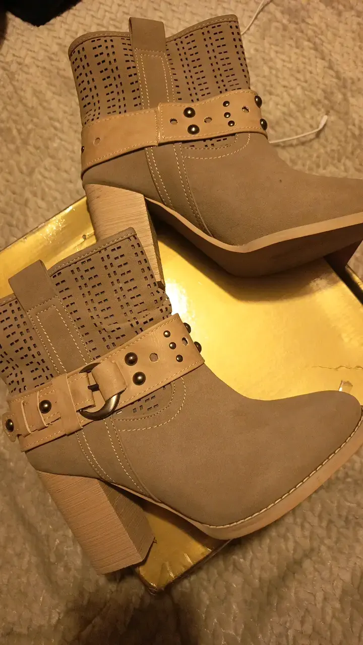 Botines de tacón beige con hebillas decorativas - 2