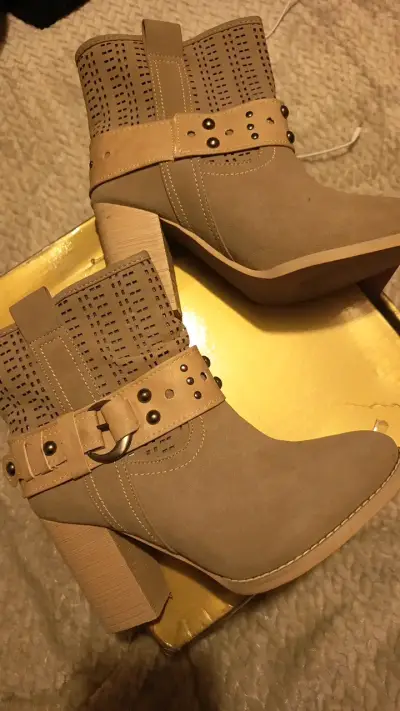 Botines de tacón beige con hebillas decorativas - miniatura 2
