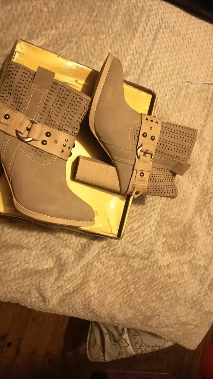 Botines de tacón beige con hebillas decorativas - 3