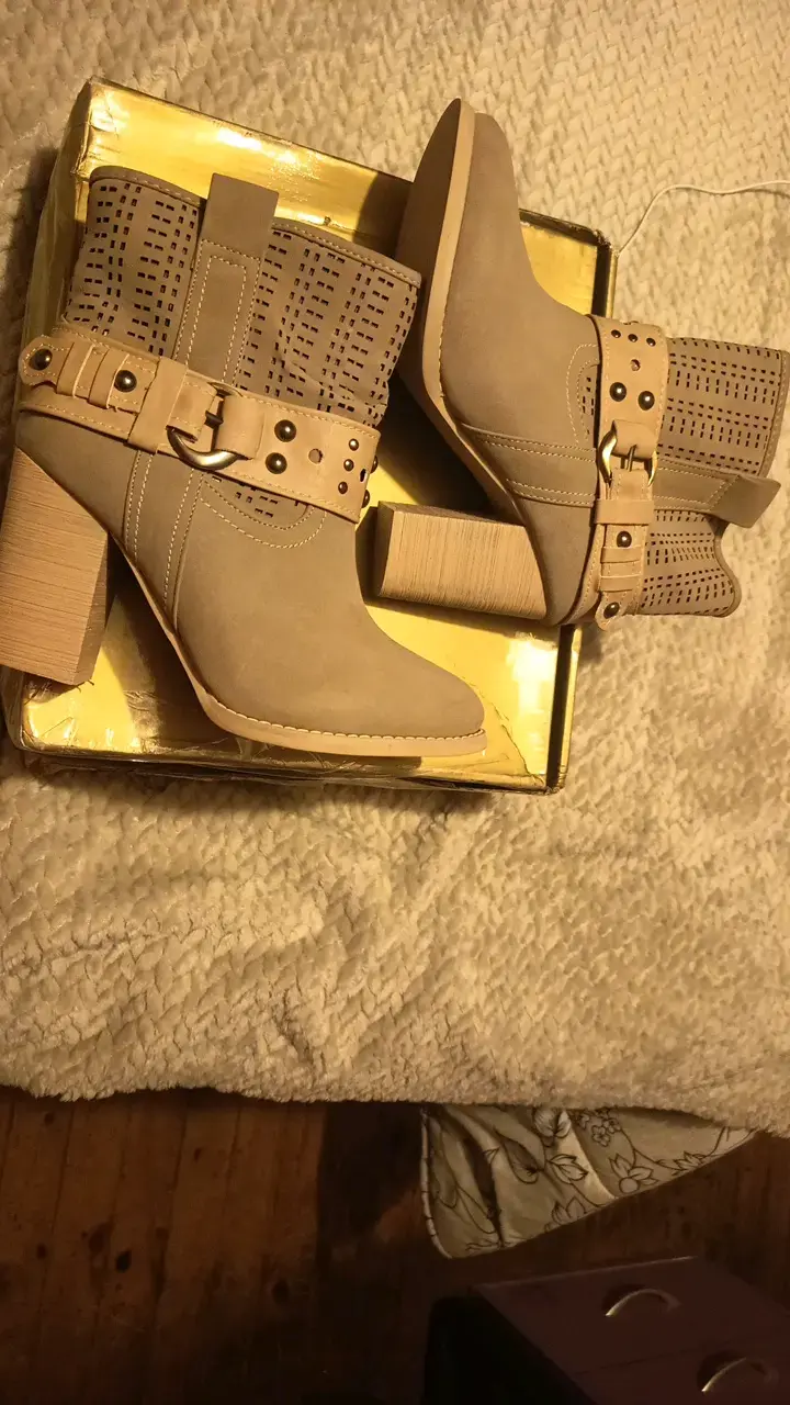 Botines de tacón beige con hebillas decorativas - 4