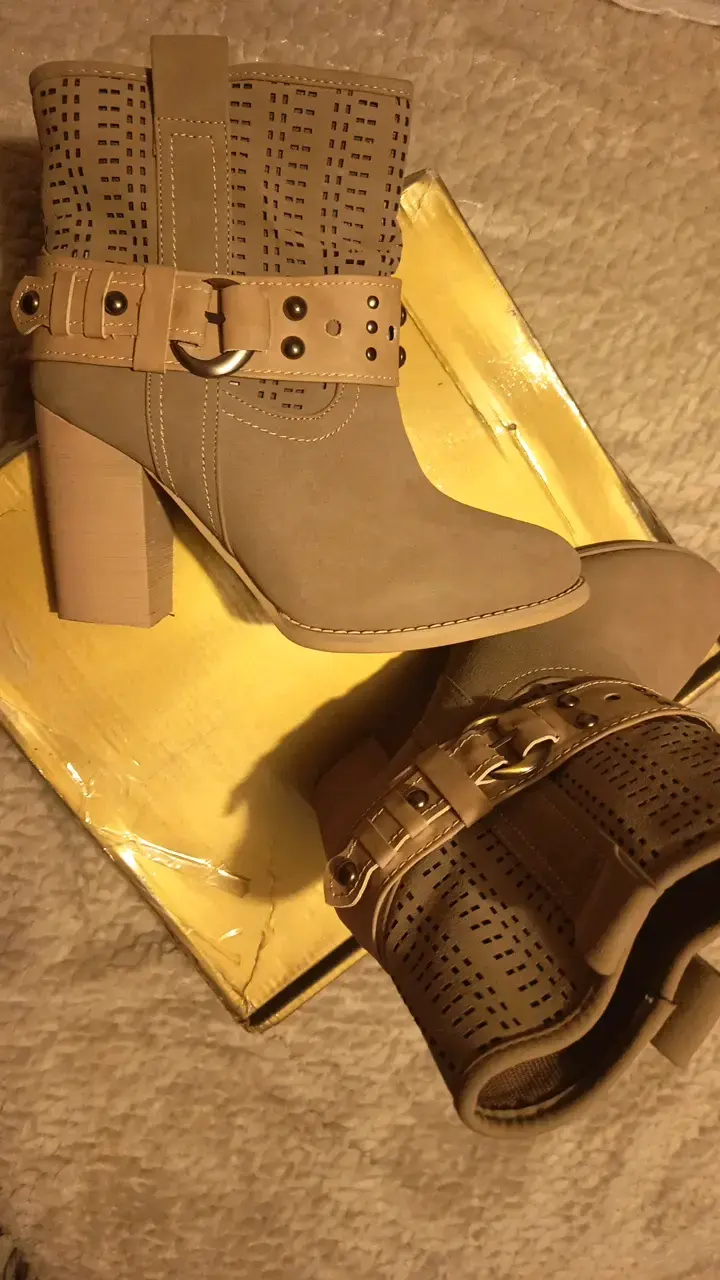 Botines de tacón beige con hebillas decorativas - 5