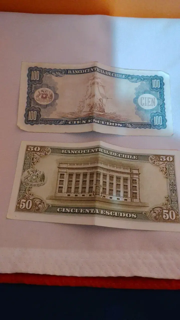 Billetes antiguos de 50 y 100 escudos chilenos - 1