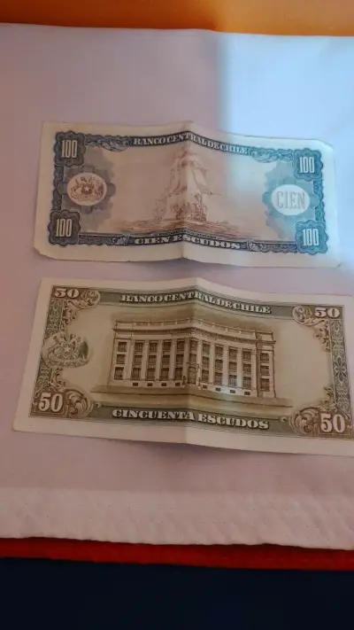 Billetes antiguos de 50 y 100 escudos chilenos - miniatura 1