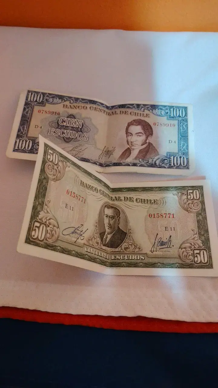 Billetes antiguos de 50 y 100 escudos chilenos - 2