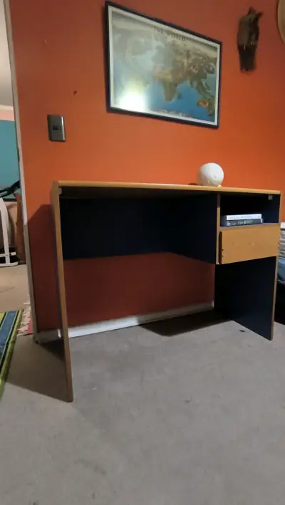 Escritorio de madera con cajón lateral - miniatura 1