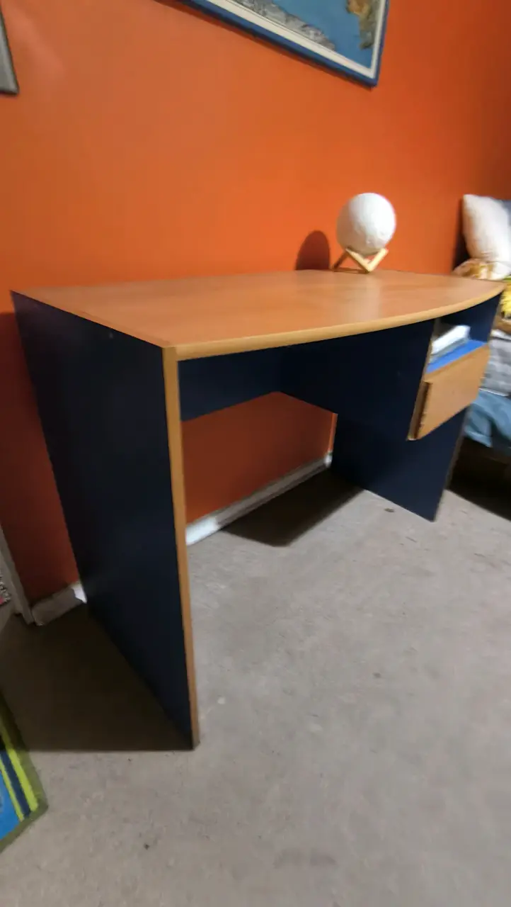 Escritorio de madera con cajón lateral - 2