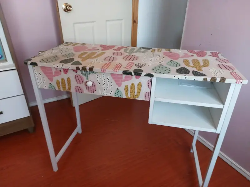 Escritorio decorado con diseño de cactus - 2