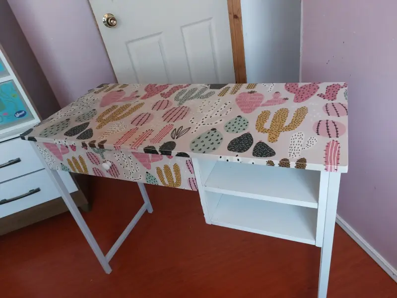 Escritorio decorado con diseño de cactus - 3