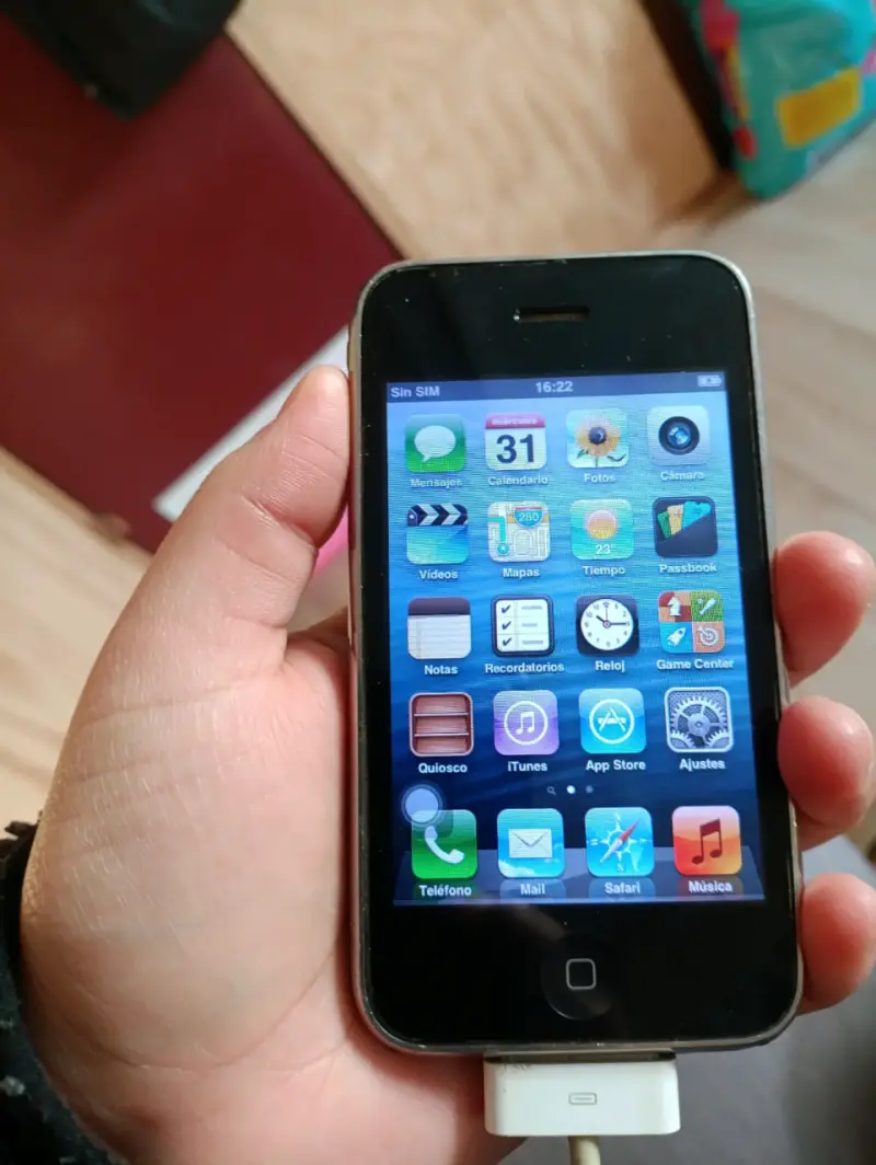 RELIQUIA iPhone 3G 8GB en buen estado general - 5