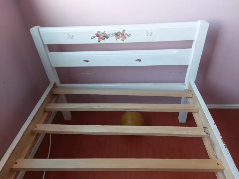Cama individual de madera blanca con diseño floral - 2
