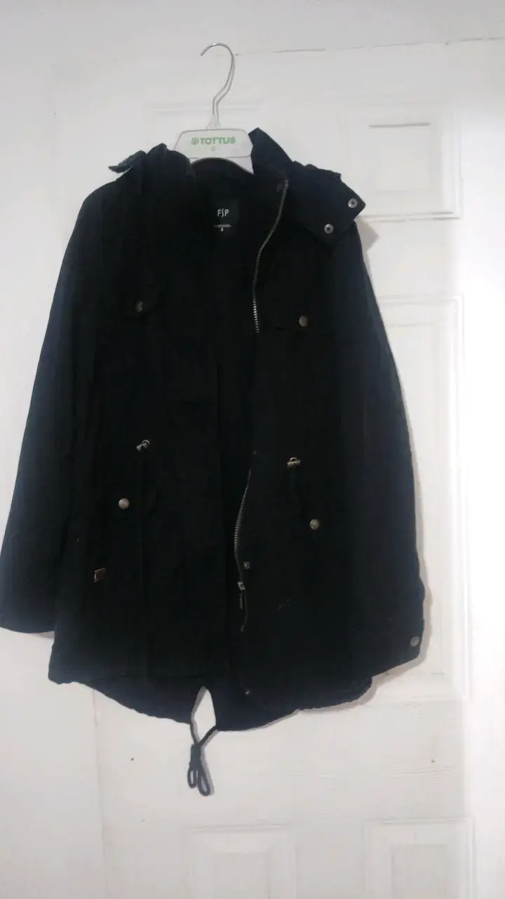 Parka negra con capucha para mujer