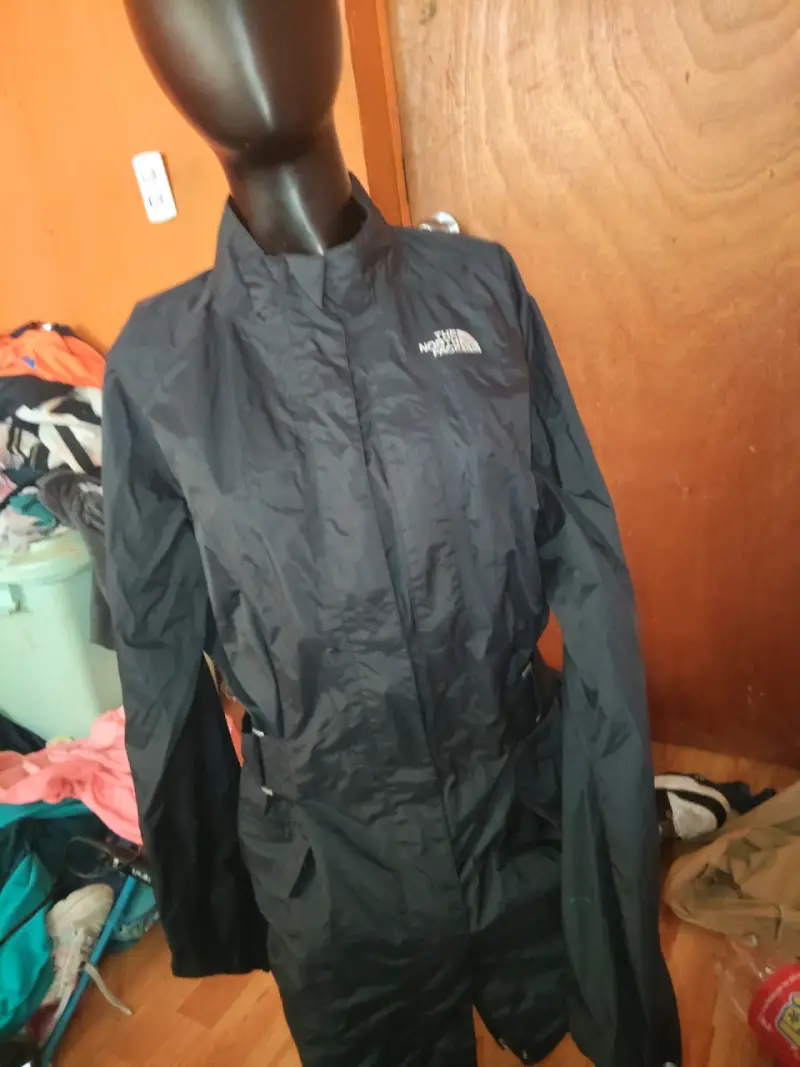 Chaqueta impermeable negra The North Face