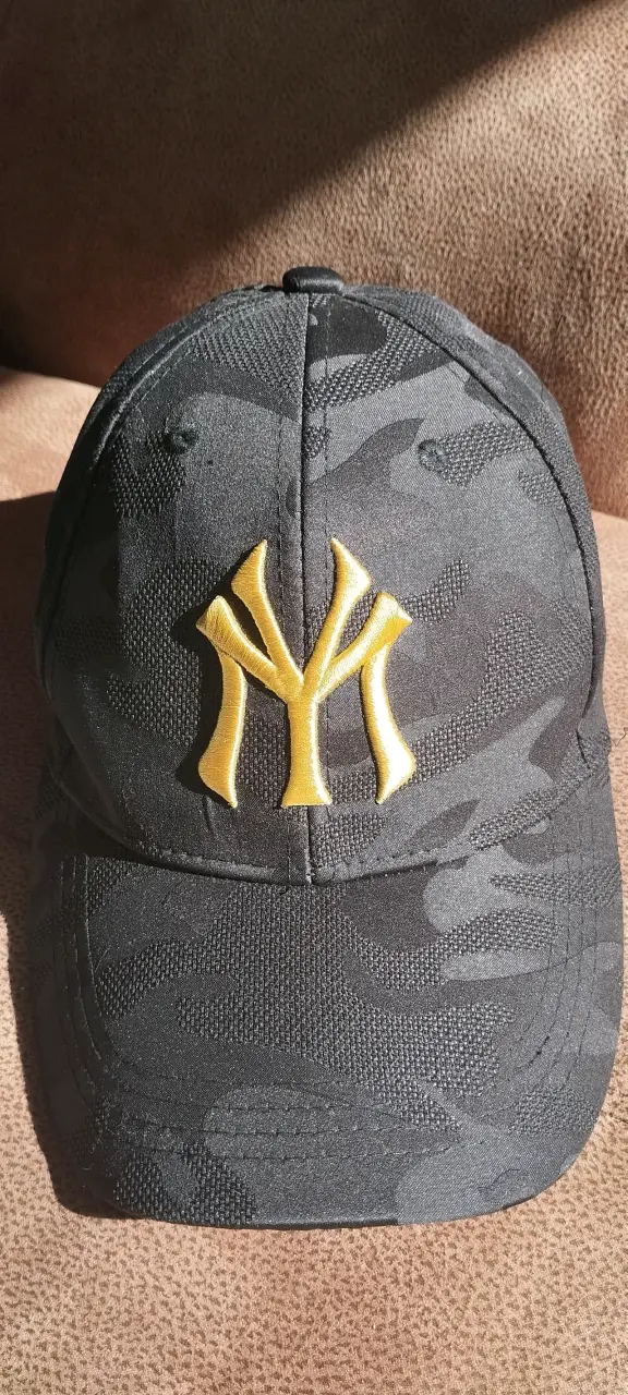 Gorra negra camuflada con logo dorado - 1