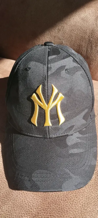 Gorra negra camuflada con logo dorado - miniatura 1