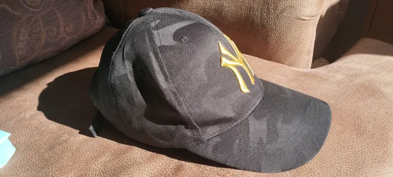 Gorra negra camuflada con logo dorado - 2
