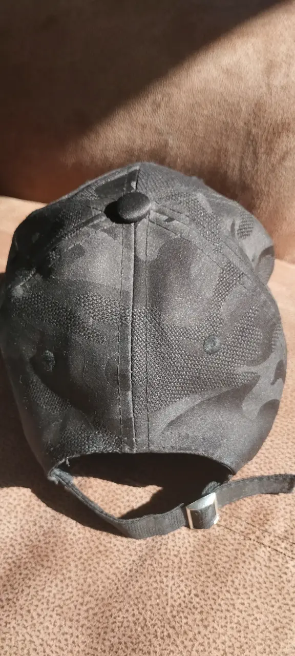 Gorra negra camuflada con logo dorado - 4