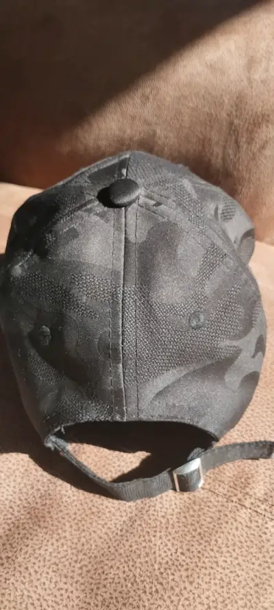 Gorra negra camuflada con logo dorado - miniatura 4