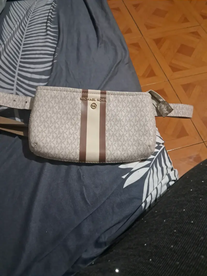 Riñonera Michael Kors beige con logo