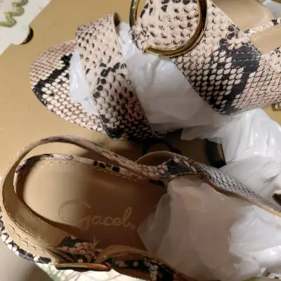 Sandalias de mujer con estampado de serpiente - miniatura 1