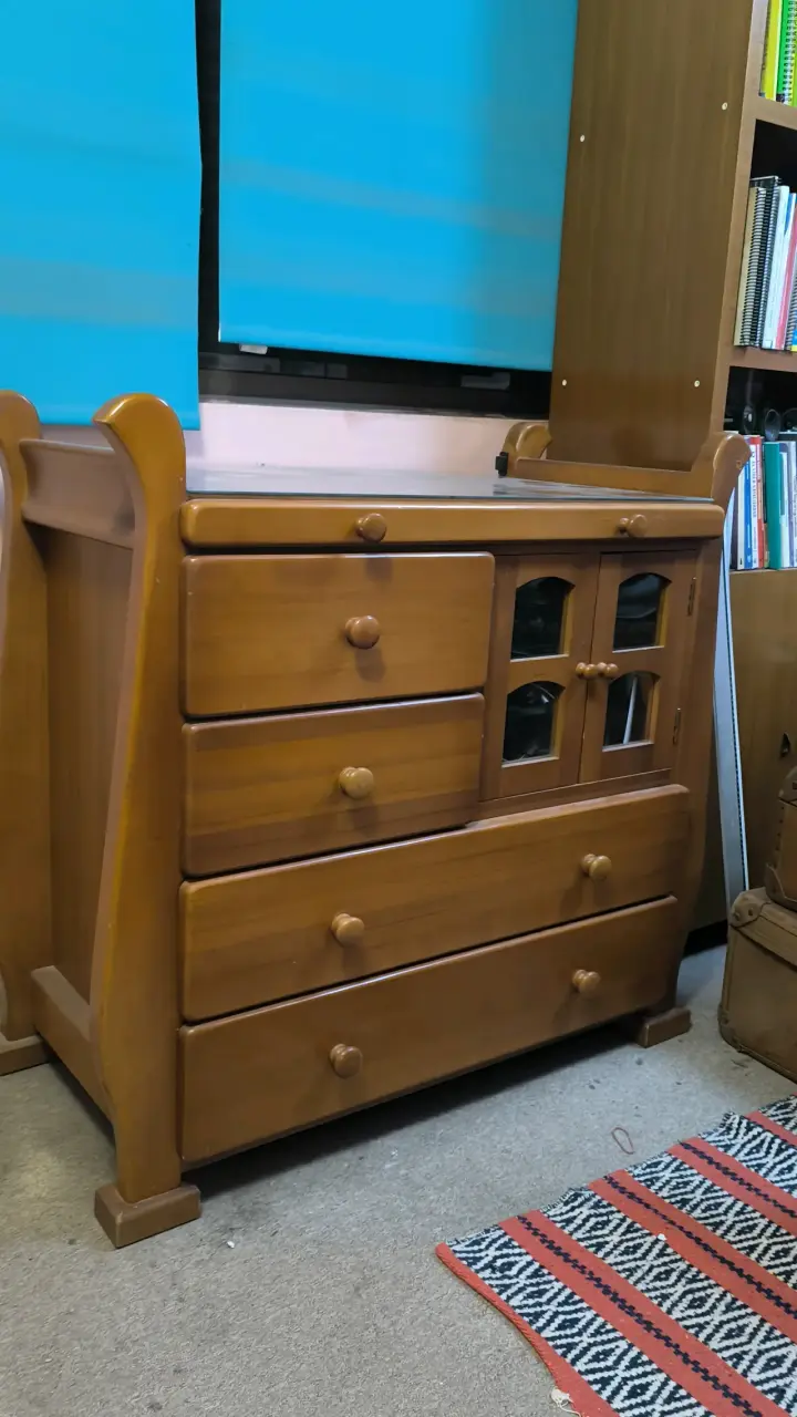Cómoda de madera con cajones y puerta lateral - 2