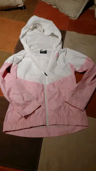 Chaqueta cortaviento Nike rosa y blanca - miniatura 1