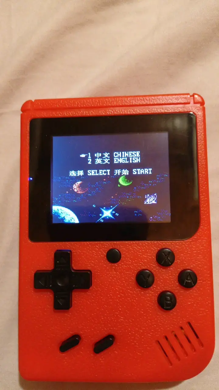 Consola portátil retro roja con juegos clásicos - 2
