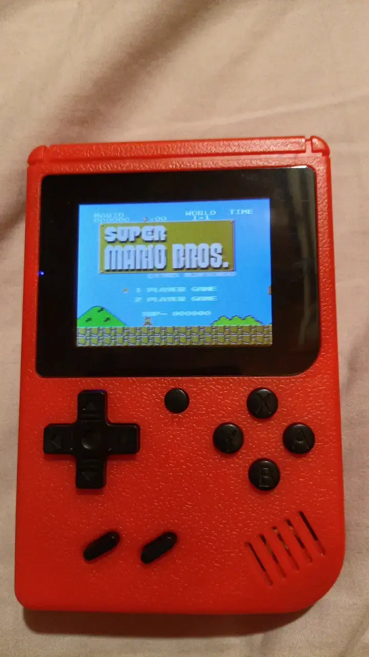 Consola portátil retro roja con juegos clásicos - 3