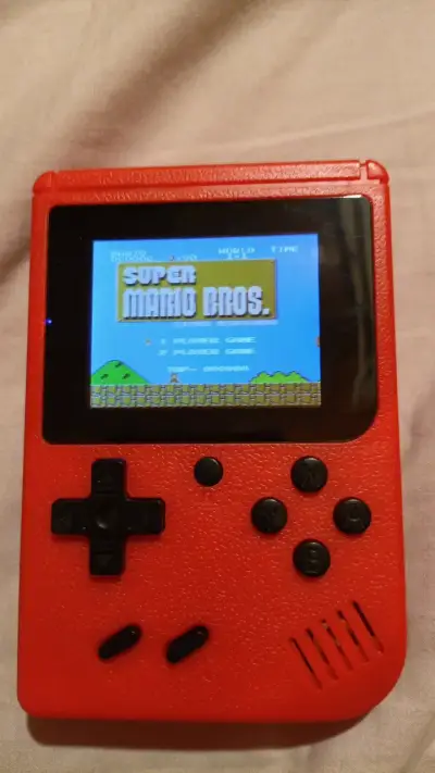 Consola portátil retro roja con juegos clásicos - miniatura 3