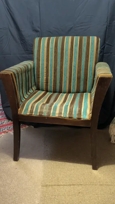 Sillón vintage de madera con tela a rayas - miniatura 1