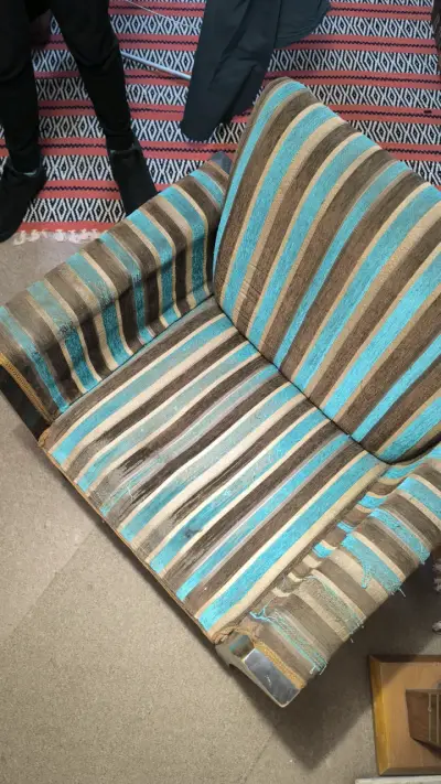 Sillón vintage de madera con tela a rayas - miniatura 2