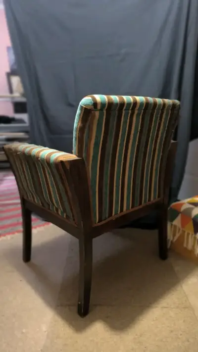 Sillón vintage de madera con tela a rayas - miniatura 3