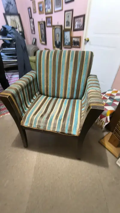 Sillón vintage de madera con tela a rayas - miniatura 4