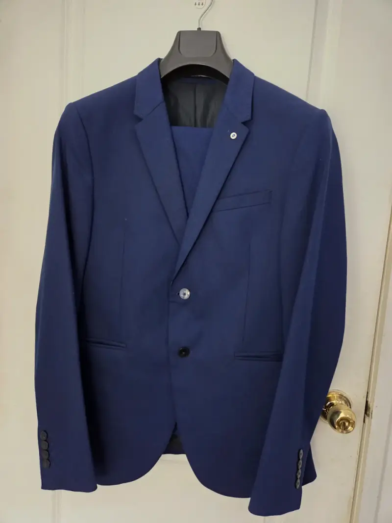 Traje azul marino elegante para hombre - 1