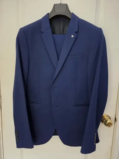Traje azul marino elegante para hombre - miniatura 2