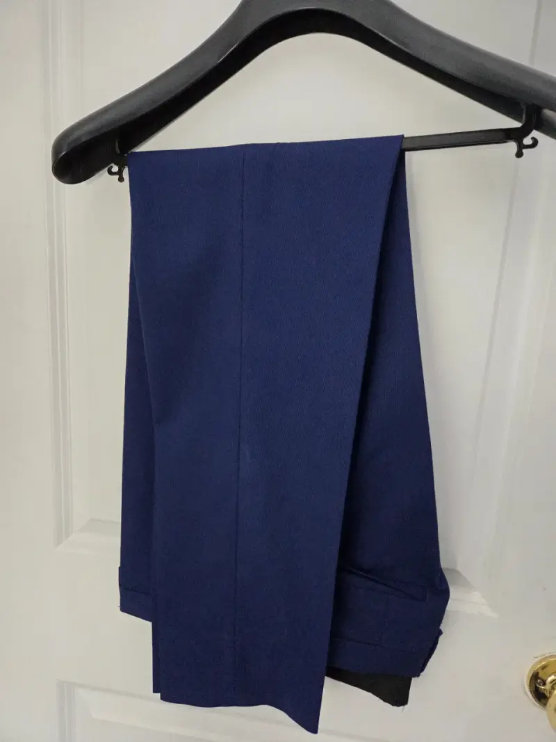 Traje azul marino elegante para hombre - 3